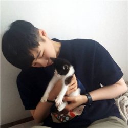 <b>抱猫抱狗帅气暖心男生头像</b>